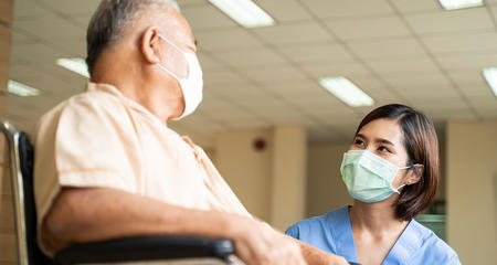 病人和护士都戴着口罩