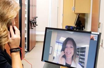 病人和药剂师进行远程药学视频通话